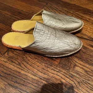 Beek brand. Size 9 . Gold